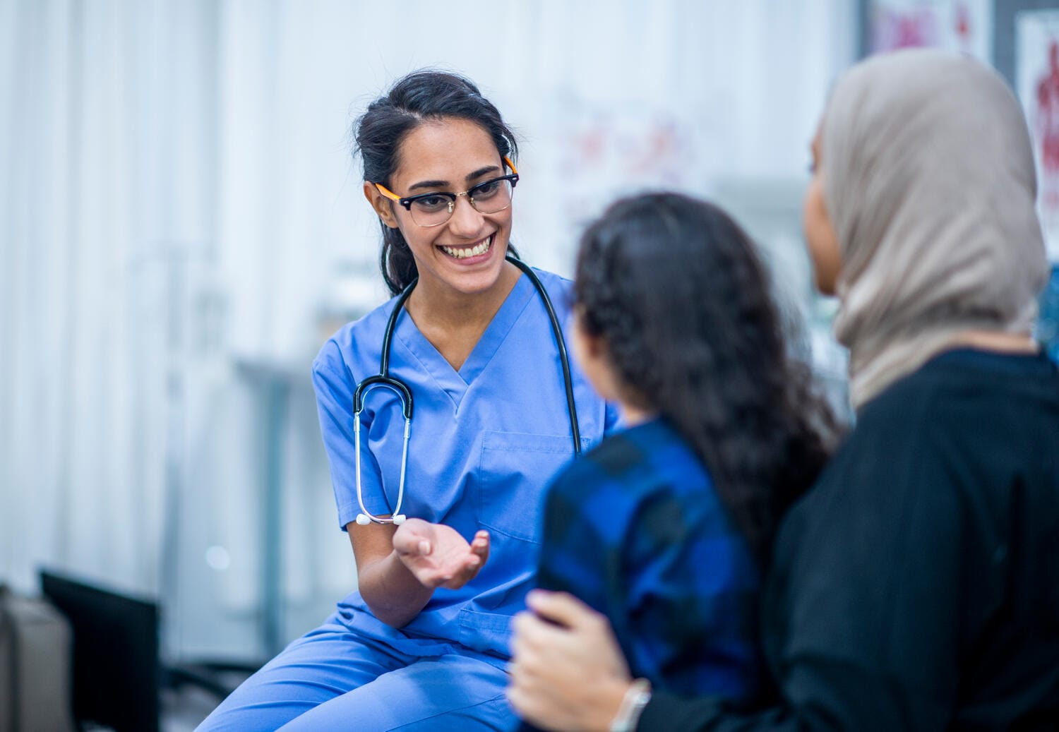 Doctor sonriente trata a paciente joven